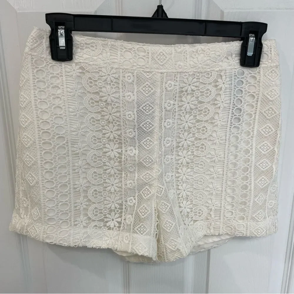 Hollister White Crochet 3 Inch Shorts Fully Lined Women’s Junior’s Size 3